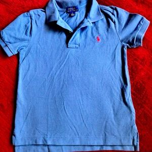 100% cotton
Machine wash
Size 6
collar
Two button
Short sleeves
Tennis tail
.
